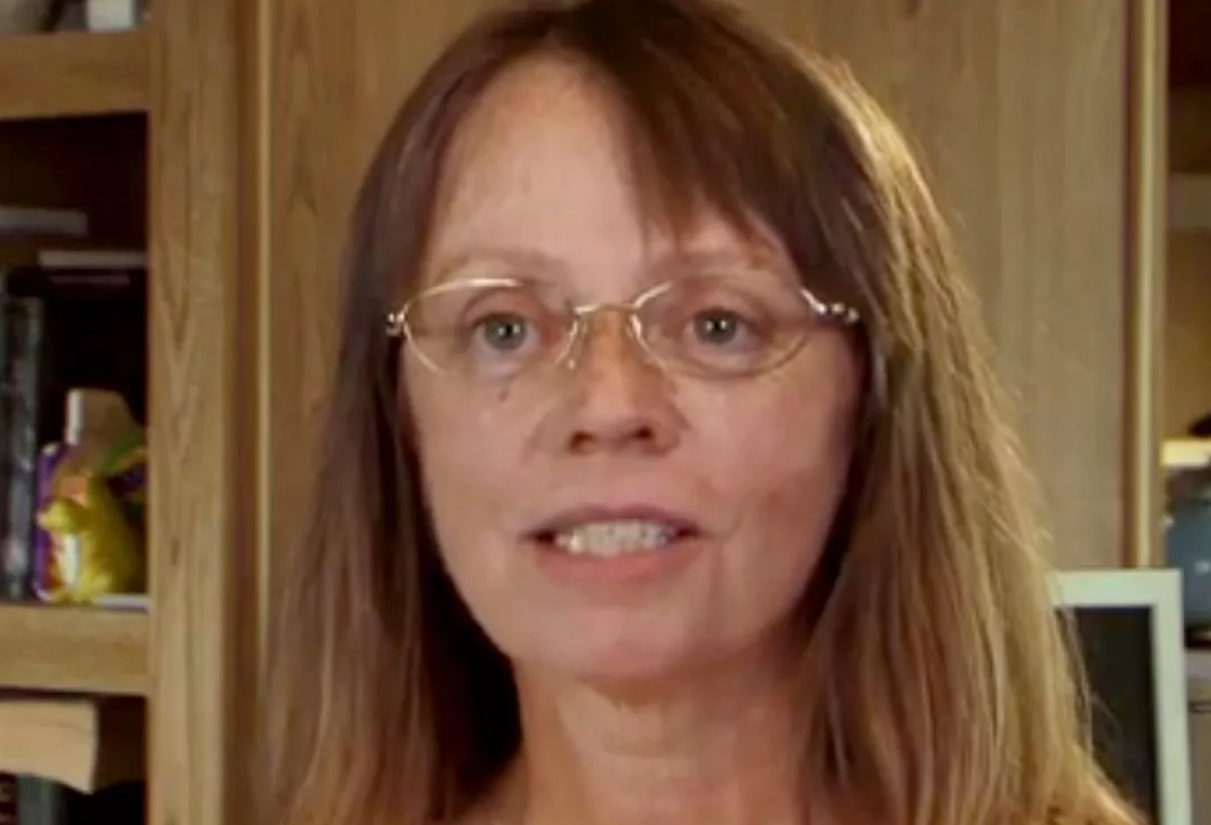 Жінка стала залежною від укусів бджіл: вони її лікують і приносять кайф у ліжку